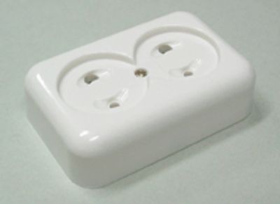 DC-pistorasia, pinta-asennus, 2-osainen