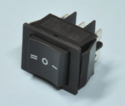 Keinuvipukytkin 15A 250Vac 2xON-OFF-ON musta