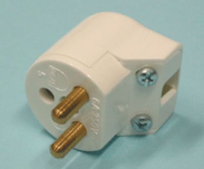 Maadoitettu valaisinpistoke (2+1)-napainen